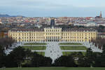 Blick auf das Schloss und Schlossgarten Schönbrunn in Wien.