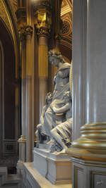 Die allegorische Marmorskulpturengruppe  Austria  im Stiegenhaus des Heeresgeschichtlichen Museums in Wien.