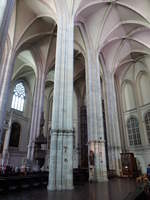 Wien, gotischer Innenraum der Minoritenkirche, Langhaus mit Bndelpfeiler (20.04.2019)