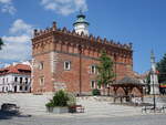Sandomierz, historisches Rathaus am Rynek Platz, Backsteinbau von 1550 (18.06.2021)