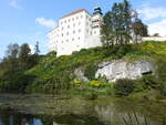 Schloss Pieskowa Skala auf einem Jurafelsen, erbaut im 14.