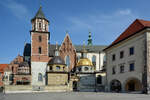 Die Knigliche Basilika und Erzkathedrale der Heiligen Stanislaus und Wenzeslaus am Wawelhgel hat eine tausendjhrige Geschichte.