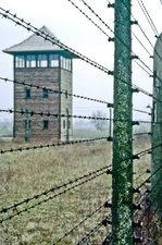 Wachtturm und Stacheldraht in Auschwitz-Birkenau.