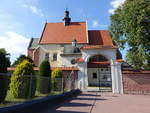 Niepołomice, Pfarrkirche Unsere lieben Frau, zweischiffige gotische Pfarrkirche, erbaut ab 1349 (03.09.2020)