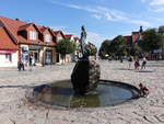 Niepołomice, Brunnen mit Skulptur am Rynek Platz (03.09.2020)
