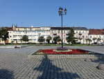 Wlocławek / Leslau, Gebude und Blumenbeete am Stary Rynek Platz (07.08.2021)