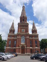 Lodz, Jesuitenkirche in der Sienkiewicza Strae, erbaut von 1880 bis 1884 im neuromanischen Stil (13.06.2021)