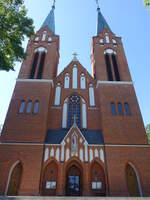 Garbow, neugotische Pfarrkirche Verklrung des Herrn, Backsteinkirche, erbaut von 1907 bis 1911 durch Jozef Pius Dziekonski (15.06.2021)
