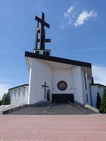 Radzyn Podlaski, Pfarrkirche Maria Hilf, Sanktuarium Matki Bożej Nieustającej in der Kardynała Wyszyńskiego Strae, erbau von 1985 bis 1993 (15.06.2021)