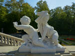 Eine der vielen Figurengruppen im Schlosspark von Wilanw in Warschau.
