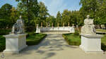 Figurengruppen und Sitzgelegenheiten im Schlosspark von Wilanw in Warschau.