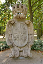 Die steinerne Kartusche mit dem Wappen von Stanislaus August im Łazienki-Park von Warschau.