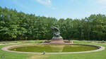 Dieses Denkmal stellt Chopin unter einer vom Wind gebeugten masowischen Weide dar.