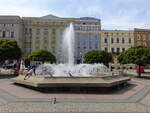 Walbrzych / Waldenburg, Brunnen und Gebude am Rynek Platz (11.09.2021)