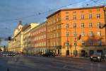 WROCŁAW, 08.10.2012, Blick auf ein in der Abendsonne liegendes Hotel direkt an der Oder