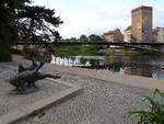 Gnse-Denkmal, 1963 geschaffen und 2004 am Grenzflu Neie positioniert; im Hintergrund die Fugngerbrcke welche Deutschland u.