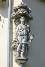 Artemis, die Gttin der Jagd, der Geburt und des Mondes, als Eckfigur an der Fassade eines Hauses in Danzig Langfuhr / Jschkental.
