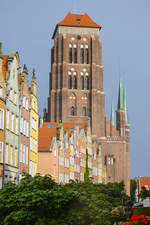 Der wuchtige Turm der Danziger Marienkirche.