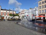 Kartuzy / Karthaus, Brunnen und Huser am Rynek Platz (02.08.2021)