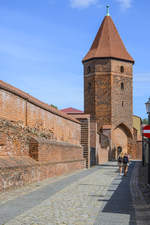 Die Historische Stadtmauer mit dem Epheuturm in Lębork (Lauenburg in Pommern).