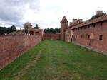 Malbork / Marienburg, Graben zwischen Burgmauer und Auenbefestigung in der Marienburg (03.08.2021)