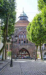 Słupsk (Stolp) in Hinterpommern: Neues Tor (Nowa Brama) von der Strae Nowobramska (bis 1945 Neue Strae) aus gesehen.