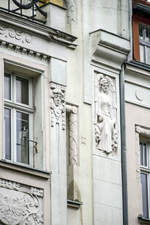 Ausschnitt eines Gebäudes an der Ulica Szczecińska (bis 1945 Schlawer Straße) in Słupsk (Stolp) in Hinterpommern.