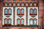 Ein Ausschnitt der Fassade vom neugotischen Rathauses in Słupsk (Stolp) in Hinterpommern.