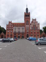 Slupsk / Stolp, Rathaus am Plac Zwyciestwa, erbaut von 1900 bis 1901 im neugotischen Backsteinstil (01.08.2021)