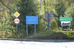 Schilder an der deutsch-polnischen Grenze am Stadtteil Osiedle Posejdon westlich von Świnoujście (Swinemnde).