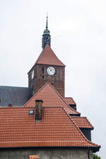  Darłowo (Rügenwalde) in Hinterpommern - Der Turm von Marienkirche hinter Ziegeldächern.