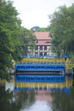 Schleusse und Fachwerkhaus an der Wieprza (Wipper) in Darłowo (Rgenwalde) in Hinterpommern.