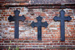 Darłowo in Hinterpommern - Antike deutsche Eisen-Grabkreuze an der Mauer von Rgenwalder Marienkirche.