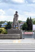 SZCZECIN, 09.07.2025, die Statue des Eisenbahners ist ein Denkmal von Ryszard Chachulski vor dem Stettiner Hauptbahnhof; sie wurde 1964 fertiggestellt