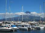 Der Jachthafen von Horta auf der Azoren-Insel Faial ist eine beliebte Zwischenstation für Skipper bei Atlantiküberquerungen.