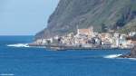 Blick an der Atlantikküste längs von Jardim do Mar auf den benachbarten Ort Paúl do Mar (Madeira - März 2014)