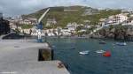 Die Nordseite vom Fischerhafen in Câmara de Lobos und dahinter Weinberge (Madeira - Februar 2014) 