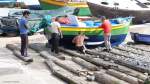 Einer arbeitet, drei schauen zu und geben  Ratschläge  - gesehen am Fischerhafen von Câmara de Lobos (Madeira - Februar 2014) 