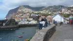 Einige Angler warten auf einen Fang oberhalb vom Fischerhafen von Câmara de Lobos.