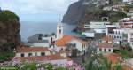 Im Park oberhalb vom historischen Ortskern von Câmara de Lobos mit Blick über die Hauptkirche   Igreja São Sebastião  hinweg auf den Atlantik (Südküste Madeiras -