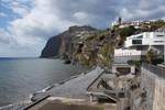 CMARA DE LOBOS (Concelho de Cmara de Lobos), 30.01.2018, Blick auf die Praia do Vigrio, im Hintergrund der Felsen mit dem Aussichtspunkt Cabo Giro