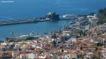 Altstadt (mittig Kathedrale Sé) und Hafen von Funchal mit dem Fährschiff  Porto Santo  zu eben dieser Nachbarinsel (Madeira - Februar 2014)