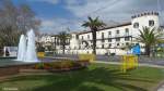 An der Straße vor dem  Palacio de Sao Lourenco  in Funchal/Madeira stehen Absperrungen bereit für den Karnevalsumzug am Fastnachtsdienstag-Nachmittag (März 2014)