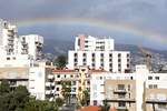 FUNCHAL (Concelho de Funchal), 07.02.2018, Regenbogen über der Stadt; da Sonne und Regen hier häufig zusammentrafen, konnten wir dieses Wetterphänomen fast täglich erleben