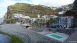 Hafenpromenade und dahinter der historische, denkmalgeschützte Ortskern von Ponta do Sol (Südküste Madeiras - März 2014)