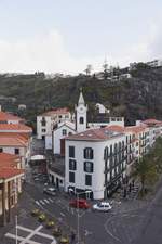 PONTA DO SOL (Concelho de Ponta do Sol), 31.01.2018, Blick auf das Hotel da Vila und den Turm der dahinterliegenden Igreja de Nossa Senhora da Luz