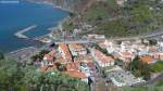Ein herrlicher Ausblick auf die Ortschaften Ribeira Brava mit Rathaus (hinter dem Parkplatz) und dahinter der Pfarrkirche sowie auf Ponta do Sol (oben am Bildrand) ergibt sich vom Aussichtspunkt