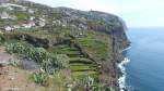 Blick vom Aussichtspunkt  Miradouro da Cruz  bei Riebera Brava in östlicher Richtung der steil abfallenden Südküste längs, die hier oberhalb weitläufig zersiedelt ist (Madeira