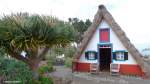 Nachbauten der Madeira-Häuser oder auch Santana-Häuser geannt, quasi ein  Nur-Dach-Haus , stehen in der Nähe vom Rathaus von Santana im östlichen Teil der Nordküste Madeiras