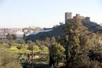 MRTOLA (Concelho de Mrtola), 10.02.2020, Blick von der N122 auf das den Ort berragende Castelo